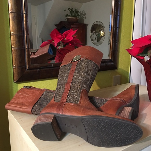 Etienne Aigner Womens Tweed/Leather Boots - Picture 2 of 13